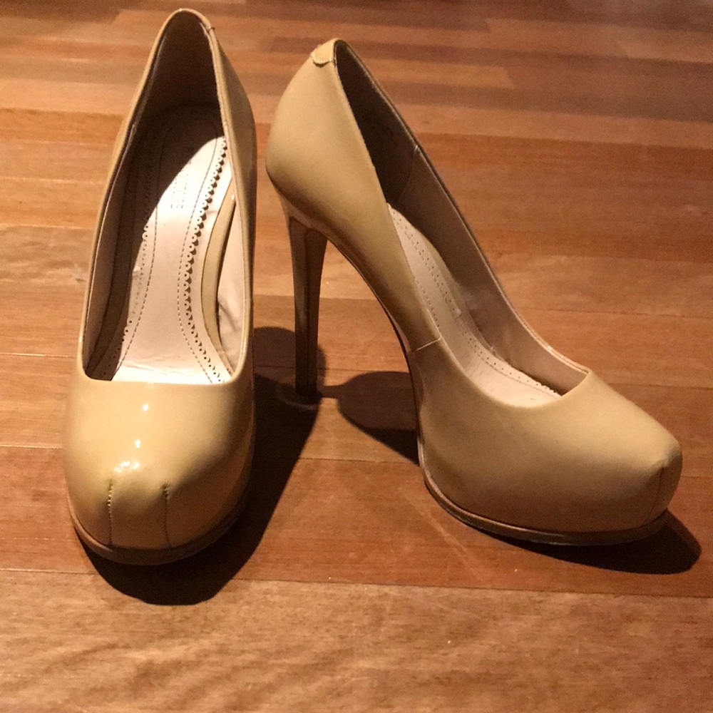 Nude closed town pumps
